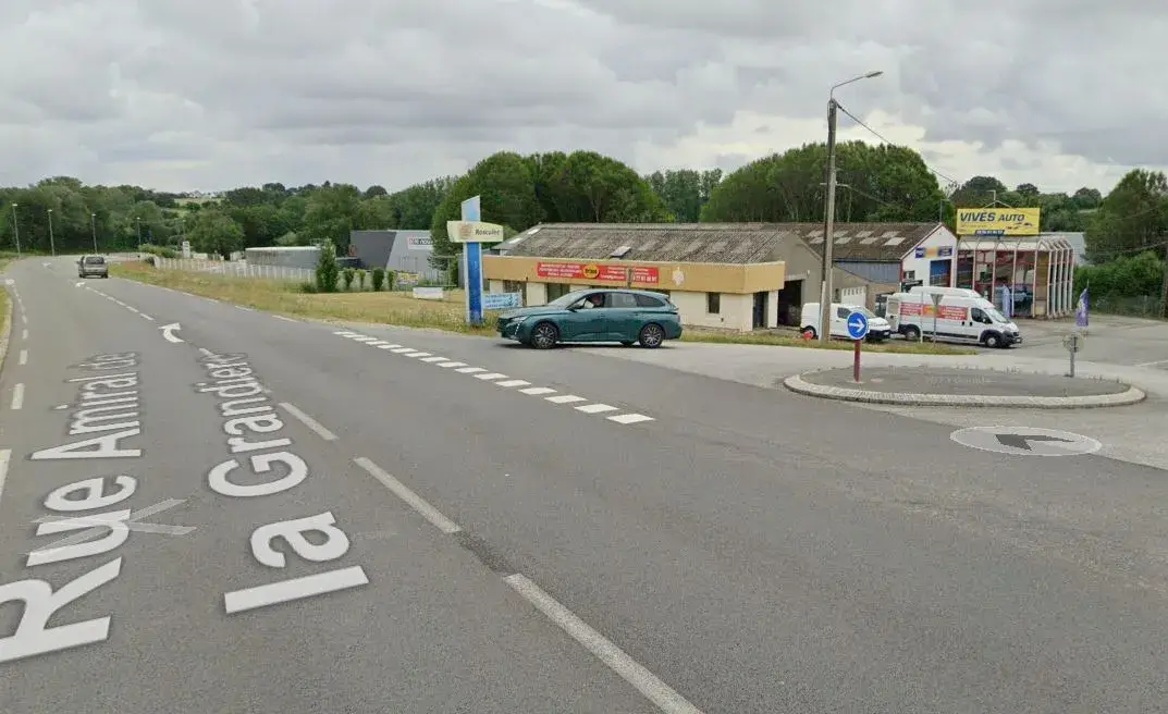 Le Garage Vivès est visible depuis la rocade
